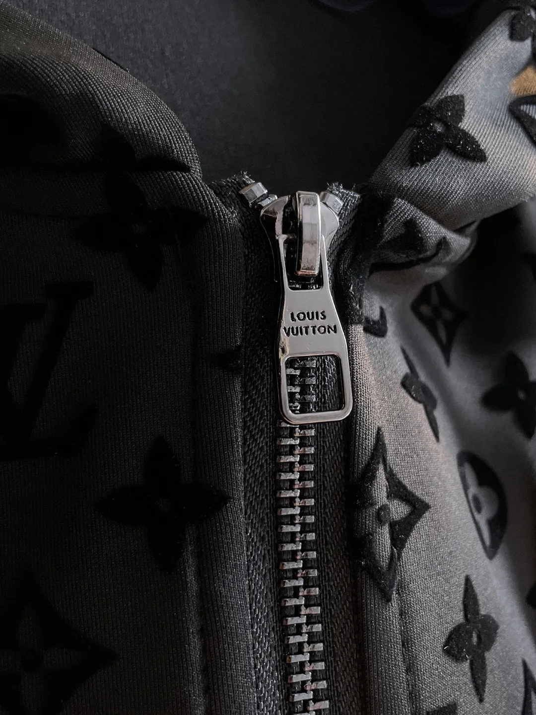 🅿️720 [LV Louis Vuitton] hot-selling suit is coming. Focus on the original version of the official website. 2025 new hot-selling cardigan and sweatshirt suit. The original order is the best. 🇭🇰The meticulous work of top designers. It has a fitting and perfect upper body effect. All-natural high-quality Tencel Roman cotton 100%, close-fitting comfort, noble and elegant! Original hardware embodies elegance and nobility! Counter size: M-3XL (maximum wear up to 190 pounds)